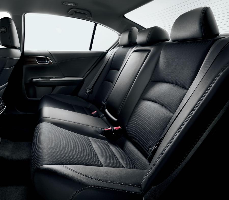 Интерьер Honda Accord Hybrid 2016 года  (JP) (фото 5 из 12)